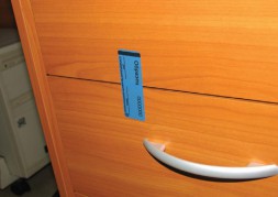 Номерная пломба-наклейка СКР1 для опечатывания выдвижных ящиков стола